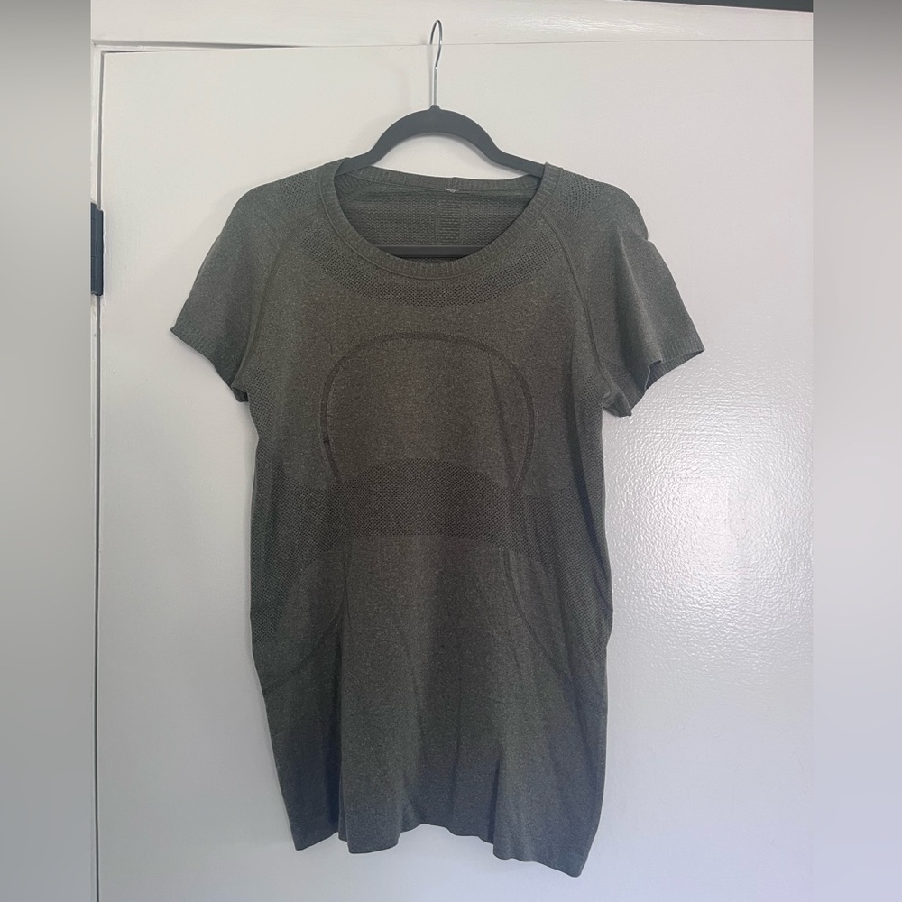 Green lululemon t-shirt